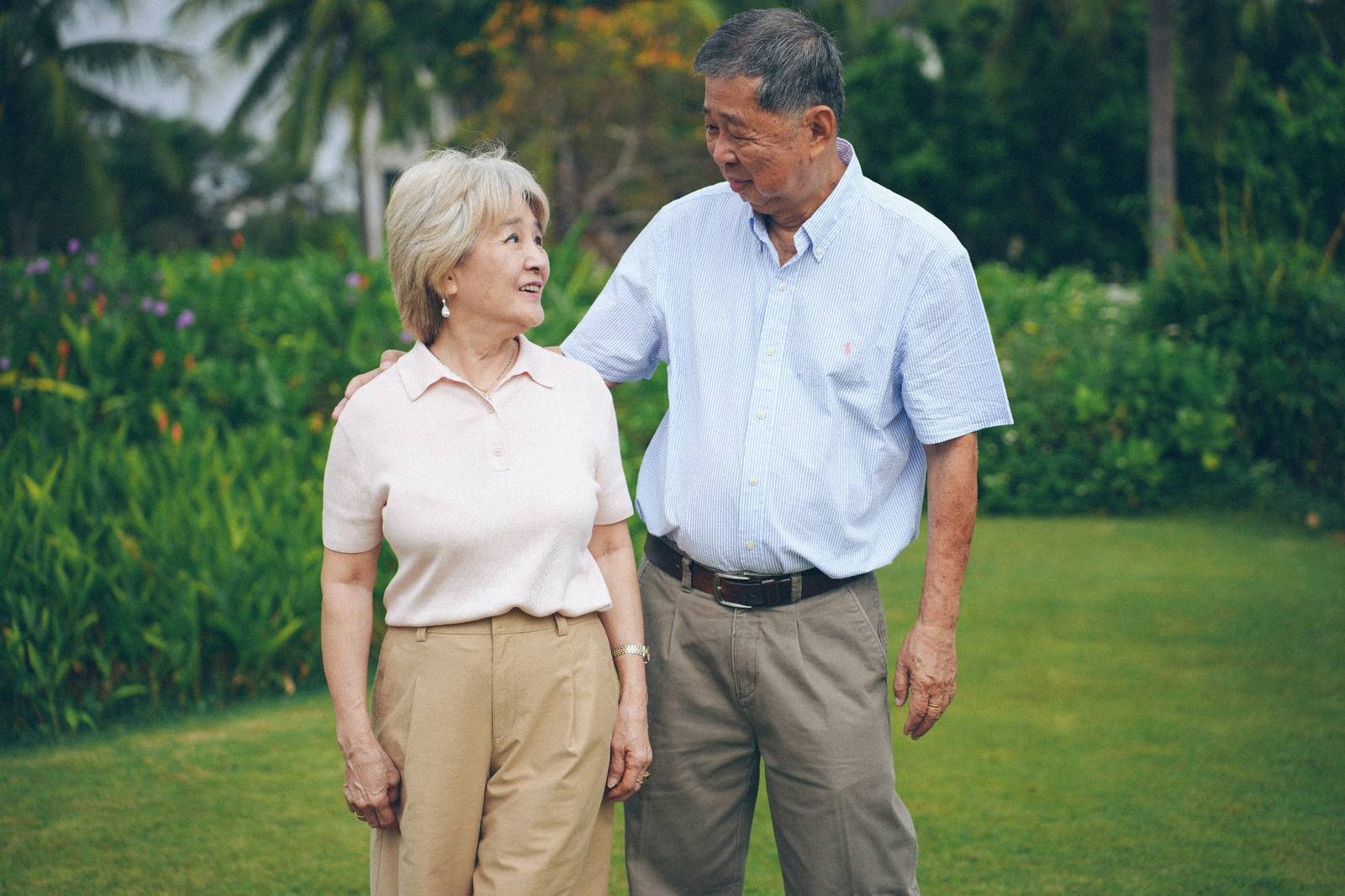 Seniori pri raňajkách vonku